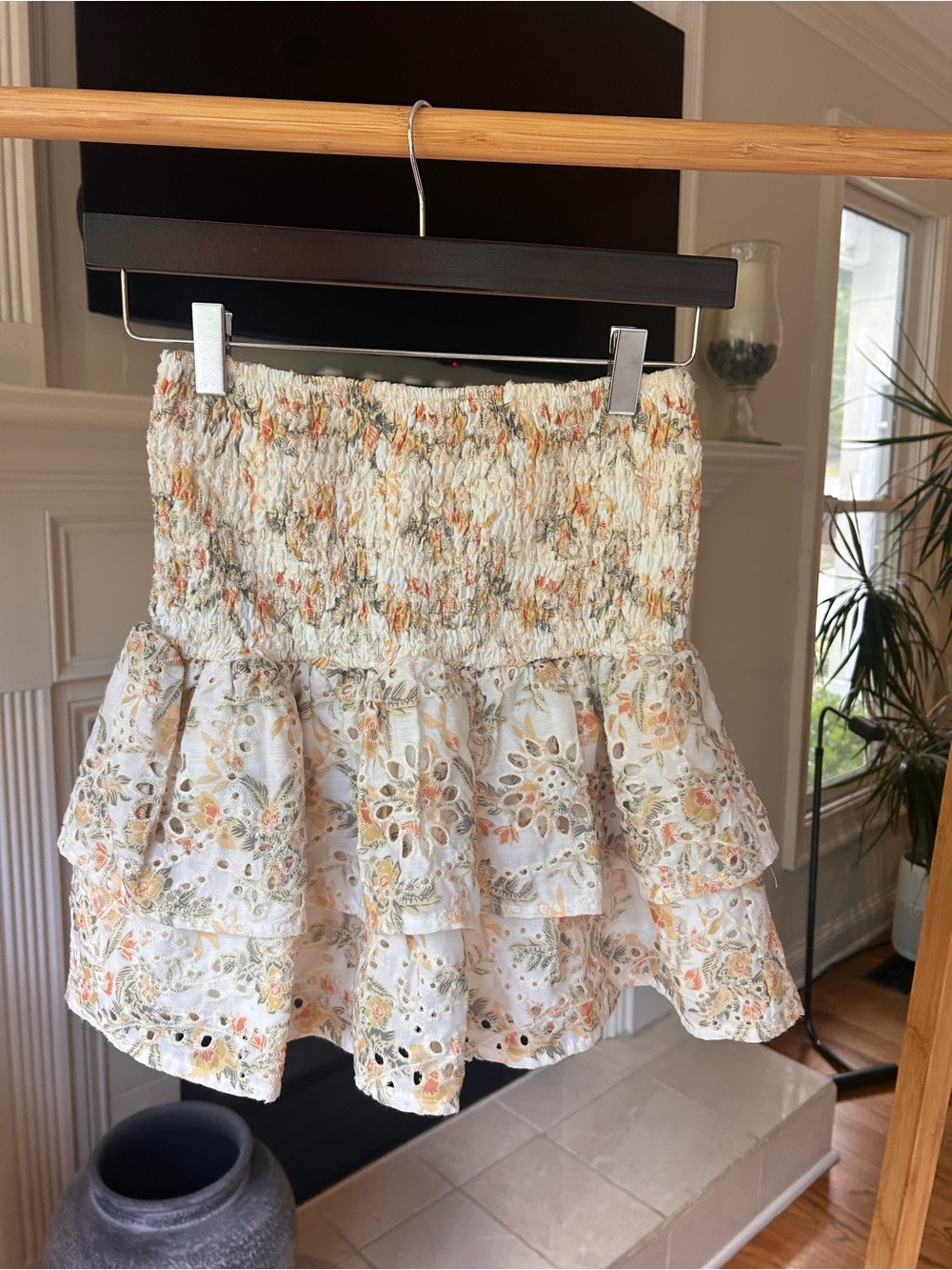 *can’t ship until 05/16* En Saison White Floral Smocked Tiered Mini Skirt